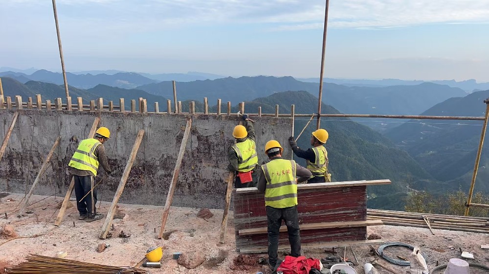 筑路修橋后,群山闊然時(shí) ——?jiǎng)﹂w縣下寺至利州區(qū)月壩公路項(xiàng)目(三個(gè)石至硝洞埡段)高質(zhì)量建設(shè)側(cè)記