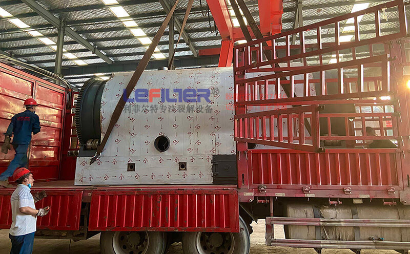 定制的不銹鋼材質小型廢輪胎煉油設備裝車發貨 定制的不銹鋼材質小型廢輪胎煉油設備裝車發貨