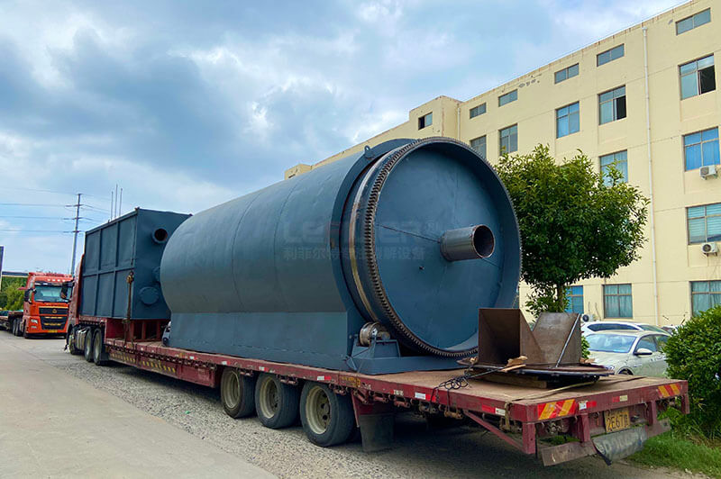 新疆劉總訂購的6臺LES-2675輪胎煉油設備裝車發出 新疆劉總訂購的6臺LES-2675輪胎煉油設備裝車發出03