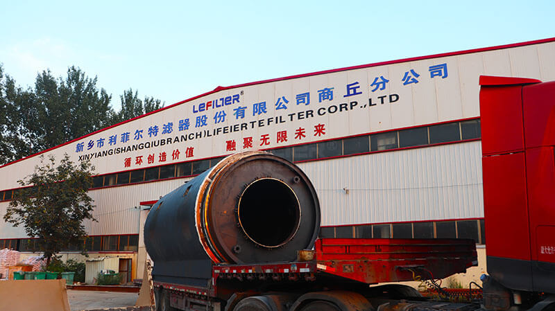 陜西秦總訂購的多套LES-2675輪胎煉油設備裝車發出02 陜西秦總訂購的多套LES-2675輪胎煉油設備裝車發出02